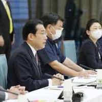 「デジタル田園都市国家構想」の会合であいさつする岸田首相（左から2人目）＝1日午後、首相官邸