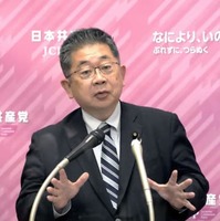 記者会見する共産党の小池書記局長＝2日午後、国会