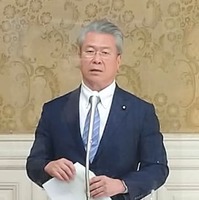 記者団の質問に答える立憲民主党の馬淵国対委員長＝3日午後、国会