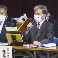 熊本県五木村で開かれた住民説明会で発言する熊本県の蒲島郁夫知事（右）＝5日午後