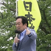 茨城県牛久市で街頭演説をする日本維新の会の石井章参院議員＝5日午後