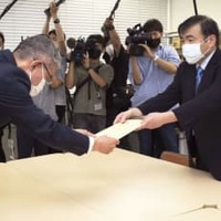 「内密出産制度」に関し、ガイドラインの私案を提出する慈恵病院の蓮田健院長（右）＝6日午後、熊本市役所