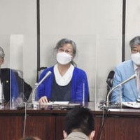結審後、記者会見する福島原発告訴団の武藤類子団長（中央）、被害者参加代理人の海渡雄一弁護士（右）ら＝6日午後、東京・霞が関の司法記者クラブ