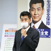 立憲民主党の会合であいさつする泉代表＝6日午後、国会