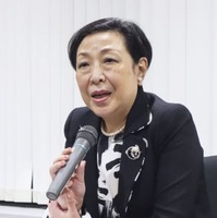 報道陣の取材に応じる東芝社外取締役の綿引万里子氏＝6日夜、東京都中央区