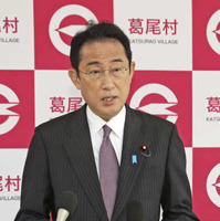 復興交流施設の視察を終え、記者の取材に応じる岸田首相＝5日午後、福島県葛尾村