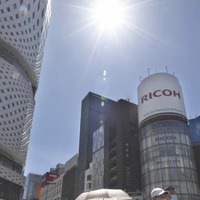 強い日差しが照りつける中、東京・銀座を歩く買い物客ら＝21年7月