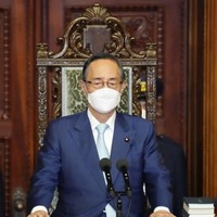 衆院本会議に臨む細田議長＝7日午後、国会