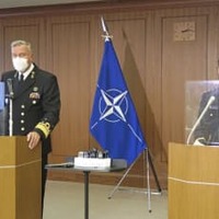 共同記者会見するNATOのバウアー軍事委員長（左）と山崎幸二統合幕僚長＝7日、防衛省