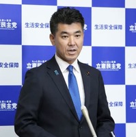 記者団の取材に応じる立憲民主党の泉代表＝8日午前、国会