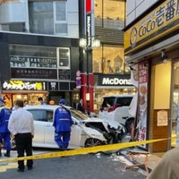 「カレーハウスCoCo壱番屋」の店舗にタクシーが突っ込む事故があった現場＝8日午後6時30分ごろ、東京都目黒区