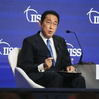 アジア安全保障会議で基調講演を終え、出席者の質問に答える岸田首相＝10日、シンガポール（共同）
