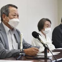 記者会見する（左から）「きのこ会」の長岡義夫会長、小頭症被爆者の川下ヒロエさん＝15日、広島市