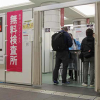 帰省前にJR東京駅の無料検査会場を訪れ、検査を受ける人＝4月28日午後