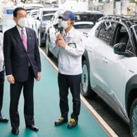 トヨタ自動車の工場を視察する岸田首相（中央）。左は豊田章男社長＝17日午後、愛知県豊田市（代表撮影）