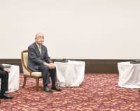三重県の一見勝之知事（左）、奈良県の荒井正吾知事（中央）と面会する岸田首相＝17日午後、津市内のホテル（代表撮影）