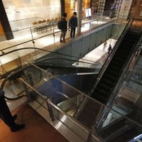 男児が転落し意識不明の重体となった東京・丸の内の商業施設「丸の内オアゾ」＝18日午後9時35分