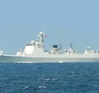 太平洋側を南下した中国海軍のミサイル駆逐艦＝20日（防衛省統合幕僚監部提供）
