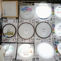 節電のため、展示中のライトが一部消された売り場＝27日午後2時38分、東京・有楽町のビックカメラ有楽町店