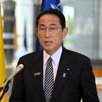 日米韓首脳会談などを終え、スペイン・マドリードで記者団の取材に応じる岸田首相＝29日（代表撮影・共同）