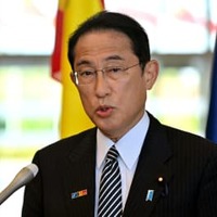 日米韓首脳会談などを終え、スペイン・マドリードで記者団の取材に応じる岸田首相＝29日（代表撮影・共同）