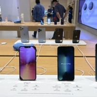 アップルのスマートフォン「iPhone13」シリーズの4機種＝2021年9月、東京都内