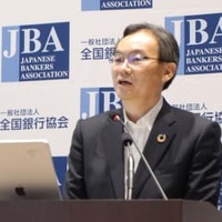記者会見する全国銀行協会の半沢淳一会長＝1日午後、東京都千代田区