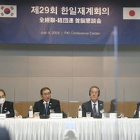 4日、日韓財界団体の首脳会合に参加する経団連の十倉雅和会長（中央左）と全経連の許昌秀会長（同右）＝ソウル（共同）