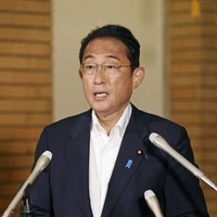 報道陣の取材に応じる岸田首相＝9日午前、首相公邸