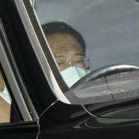 弔問に訪れた安倍元首相の自宅から車で出る岸田首相＝9日午後、東京都渋谷区