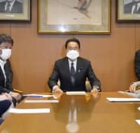自民党の臨時役員会に臨む総裁の岸田首相（中央）ら＝11日午前、東京・永田町の党本部