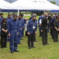 九州北部豪雨から10年の追悼行事で黙とうする参列者＝12日午前、熊本県阿蘇市