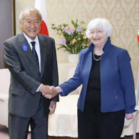 イエレン米財務長官（右）と握手する鈴木財務相＝12日午後、財務省