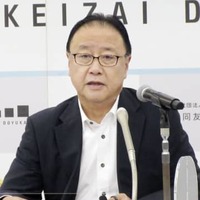 記者会見する経済同友会の桜田謙悟代表幹事＝12日午後、東京都千代田区