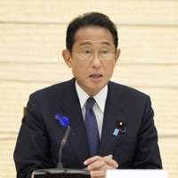 新型コロナウイルス感染症対策本部の会合であいさつする岸田首相＝15日午前、首相官邸