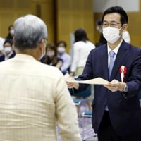 参院選比例代表の当選証書を受け取る自民党の赤松健氏＝15日午後、総務省