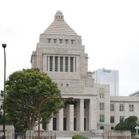 国会前を通過する安倍元首相のひつぎを乗せた車＝12日