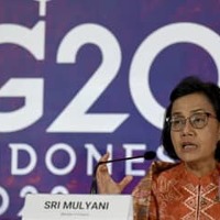 記者会見するG20議長国インドネシアのムルヤニ財務相＝16日、インドネシア・バリ島（AP＝共同）