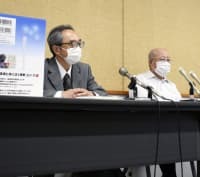 記者会見する遺族の有馬正春さん（左）ら＝17日午前、兵庫県明石市