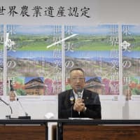 合同記者会見を開いた（左から）鈴木幹夫甲州市長、高木晴雄山梨市長、山下政樹笛吹市長＝19日午前、山梨県甲州市役所