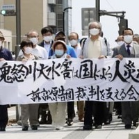 常総水害訴訟の判決で水戸地裁へ向かう原告ら＝22日午後、水戸市
