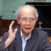 インタビューに答える金城重明さん＝2007年6月