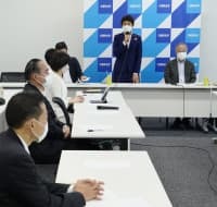 世界平和統一家庭連合（旧統一教会）を巡り、立憲民主党が開いた「被害対策本部」の初会合。奥中央は西村幹事長、同右は有田芳生氏＝25日午前、国会