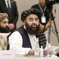 26日、ウズベキスタンの首都タシケントで行われた国際会議で演説するアフガニスタンのムッタキ外相（共同）