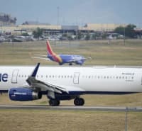 米コロラド州デンバーの空港で移動中のジェットブルー機＝5日（AP＝共同）