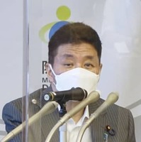 記者会見する岸防衛相＝29日午前、防衛省