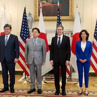 日米経済政策協議委員会の初会合に臨む日米の4閣僚＝29日、ワシントン（経産省提供・共同）