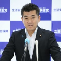 記者会見する立憲民主党の泉代表＝29日午後、国会