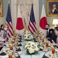 米ワシントンで会談する林外相（右手前から2人目）とブリンケン米国務長官（左手前から2人目）＝29日（外務省提供・共同）