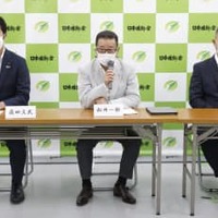 日本維新の会の臨時党大会で、あいさつする松井一郎代表。左は藤田文武幹事長、右は馬場伸幸共同代表＝30日午後、大阪市